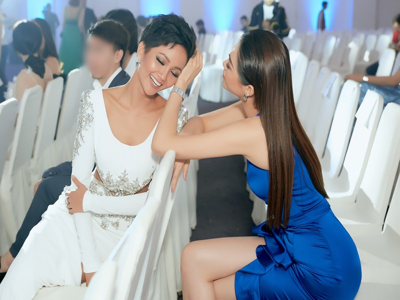 Mặc dù hơn Lệ Hằng 1 tuổi nhưng H’Hen vẫn gọi Lệ Hằng là “chị” xưng “em”. Ảnh: Yan