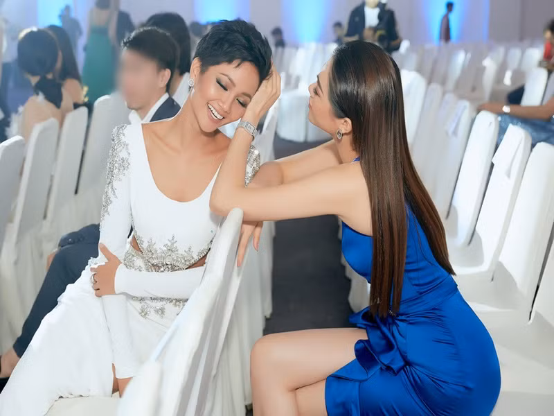 Mặc dù hơn Lệ Hằng 1 tuổi nhưng H’Hen vẫn gọi Lệ Hằng là “chị” xưng “em”. Ảnh: Yan