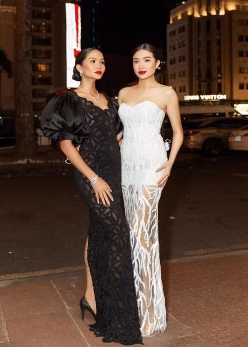 Lệ Hằng còn sang Thái Lan cổ vũ H'hen Niê thi quốc tế. Ảnh: FBNV