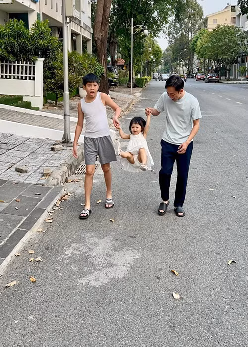 Bé Suchin còn được anh trai Subeo cưng chiều.