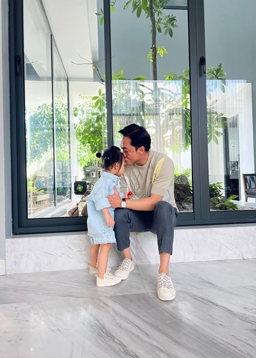 Cường Đô la dành cho con gái những nụ hôn đầy tình cảm.