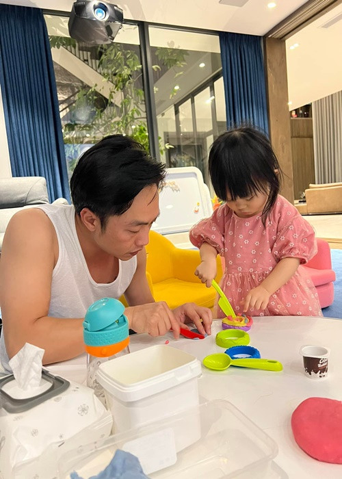 Không chỉ sắm đủ thứ đồ chơi cho bé Suchin, ông xã của Đàm Thu Trang còn dành thời gian chơi cùng con.