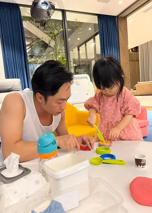 Không chỉ sắm đủ thứ đồ chơi cho bé Suchin, ông xã của Đàm Thu Trang còn dành thời gian chơi cùng con.