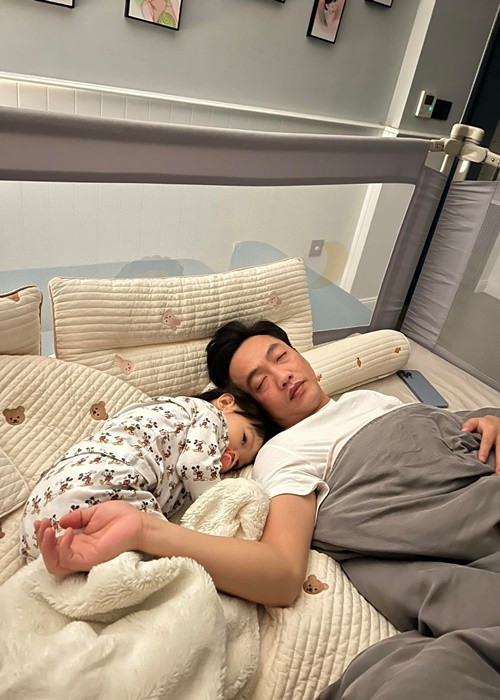 Cường Đô la hết lòng chăm sóc con gái nhỏ.