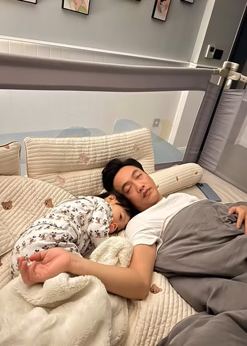 Cường Đô la hết lòng chăm sóc con gái nhỏ.