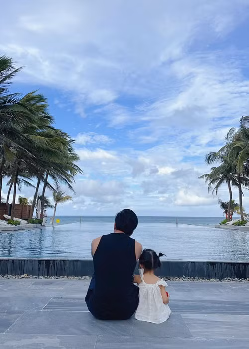 Đàm Thu Trang từng hài hước viết về con gái: "Gương mặt nữ nhân duy nhất ngồi xáp vô, đụng chân đụng tay chồng mình mà mình không được ghen".