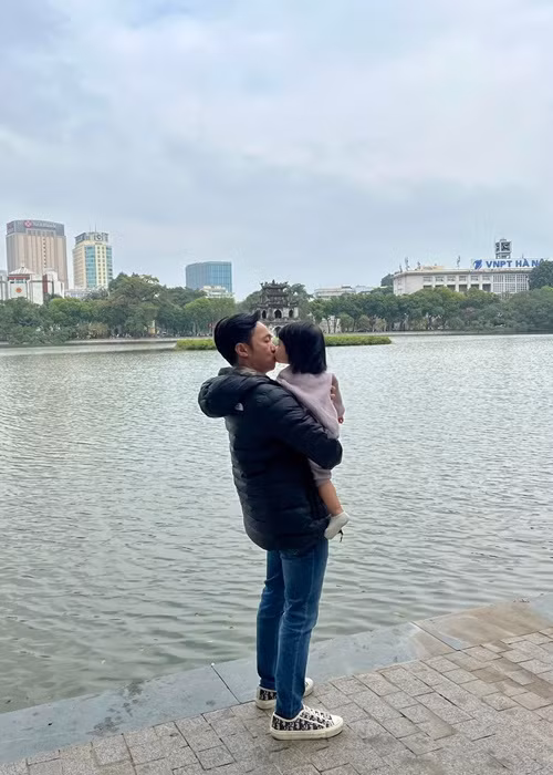 Đàm Thu Trang "ghen tỵ" khi chứng kiến ông xã Cường Đô la cưng chiều con gái Suchin.