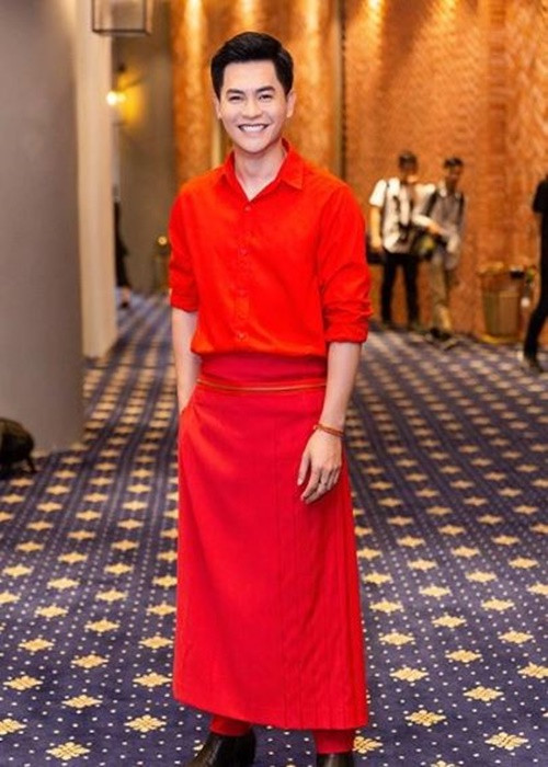 Thực tế, không ít lần Nam Trung diện quần áo nữ tính. Ảnh: Zing