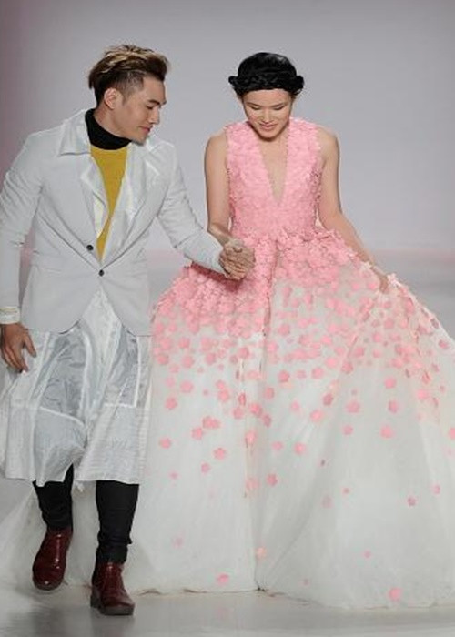 Hình ảnh Lý Quí Khánh mặc quần áo nữ tính khiến nhiều người phải chú ý. Ảnh: Vietnamnet