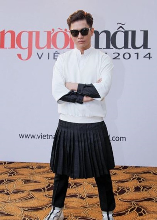 Bạn thân của Ngô Thanh Vân theo trào lưu nam giới diện váy khi ngồi ghế nóng. Ảnh: Vietnamnet