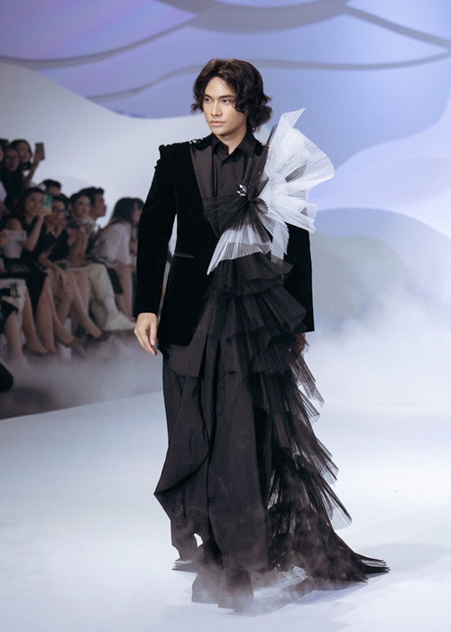 Nam thiết kế tự tin khi khoác lên mình trang phục phá vỡ rào cản giữa quần áo dành cho nam và nữ Ảnh: Vietnamnet