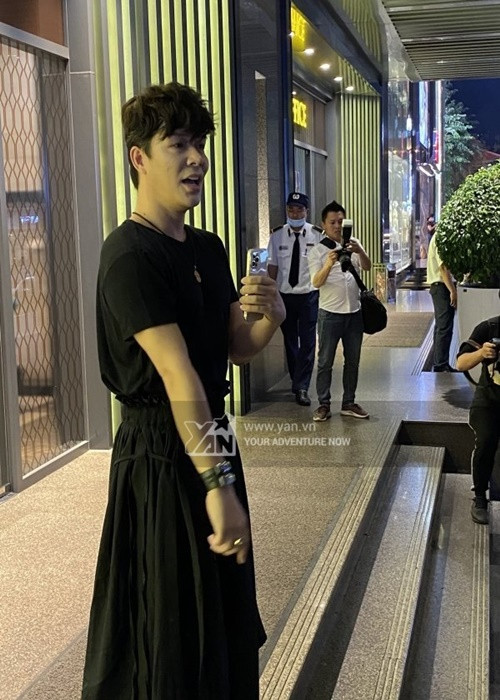 Nathan Lee chứng minh việc mặc váy đối với cánh mày râu là chuyện không có gì quá lạ. Ảnh: Yan