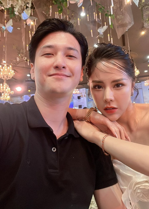 Mới đây, Bạch Lan Phương đăng tải hình ảnh bên Huỳnh Anh. Chiếc cằm nhọn bất thường của nữ MC trở thành tâm điểm. Một số người đặt nghi vấn bạn gái của Huỳnh Anh sửa cằm. Tuy nhiên, có những ý kiến lại cho rằng chiếc cằm trông nhọn chỉ là do góc chụp.