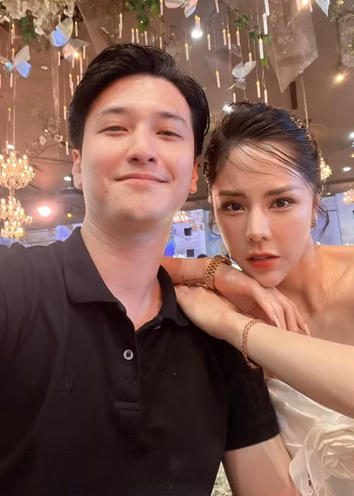 Mới đây, Bạch Lan Phương đăng tải hình ảnh bên Huỳnh Anh. Chiếc cằm nhọn bất thường của nữ MC trở thành tâm điểm. Một số người đặt nghi vấn bạn gái của Huỳnh Anh sửa cằm. Tuy nhiên, có những ý kiến lại cho rằng chiếc cằm trông nhọn chỉ là do góc chụp.