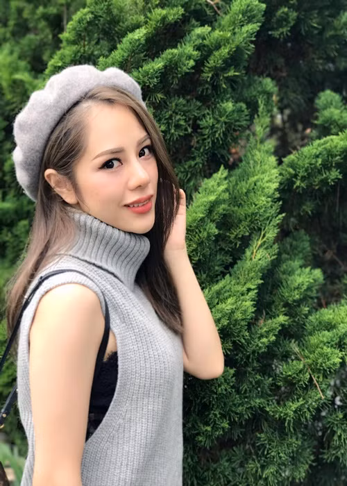 "Ngày xưa bạn có xem chương trình đấu giá ở đài Hà Nội không? Phương làm MC chương trình đó, lúc đấy có sửa gì đâu nhưng vẫn xinh mà. Mà theo quan điểm của mình vẻ đẹp phải đi cùng sự duyên dáng và trí tuệ nữa mới được. Xinh mà suốt ngày linh tinh thì không được", Huỳnh Anh đáp trả khi một cư dân mạng chê nhan sắc đã qua dao kéo của Bạch Lan Phương.