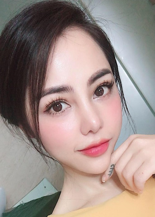 Bạch Lan Phương không ít lần khoe ảnh cũ để dằn mặt antifan chê xấu mới phải “đập đi xây lại”.