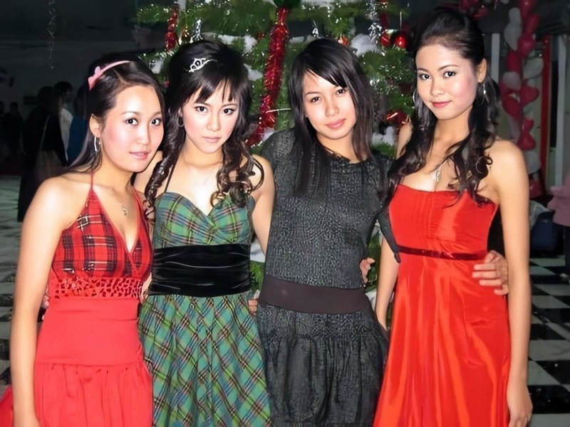 Tuổi 20, Bạch Lan Phương (váy xanh) sở hữu nhan sắc xinh đẹp như hot girl.