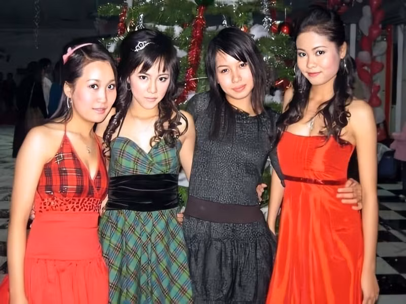 Tuổi 20, Bạch Lan Phương (váy xanh) sở hữu nhan sắc xinh đẹp như hot girl.