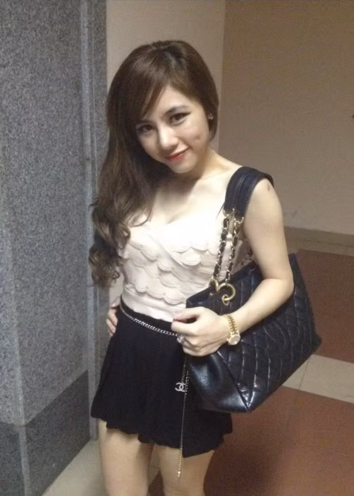 Nữ MC sinh năm 1986 bắt đầu phẫu thuật thẩm mỹ sau khi sinh con.