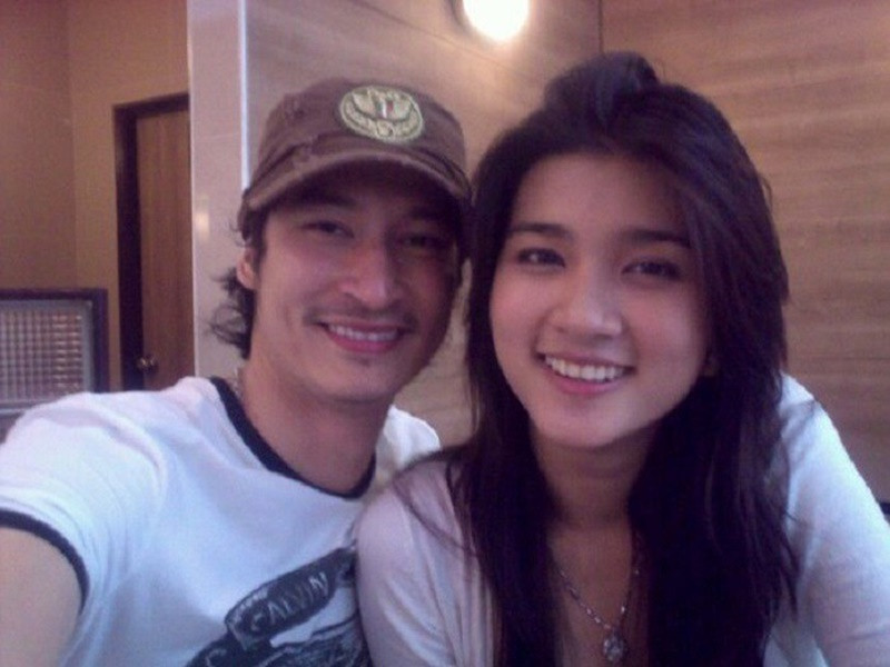 Kim Tuyến chia sẻ trên Vietnamnet: "Tôi từng "suýt" trở thành người thứ 3 năm 22 tuổi. Hồi ấy, Huy Khánh cho mọi người thấy rằng anh đang độc thân, sẵn sàng cho một mối quan hệ mới. Anh ấy tâm sự sao tôi nghe vậy, cũng không tiện vặn hỏi lại... Hồi trẻ, tôi từng nghĩ tờ giấy đăng ký kết hôn chỉ là hình thức, không phải lúc nào cũng đại diện cho mối quan hệ giữa hai người. Tôi tin rằng khi mối quan hệ giữa anh ấy và vợ chỉ còn là danh nghĩa, tình yêu của mình không có lỗi…Ảnh: Sức khỏe và đời sống