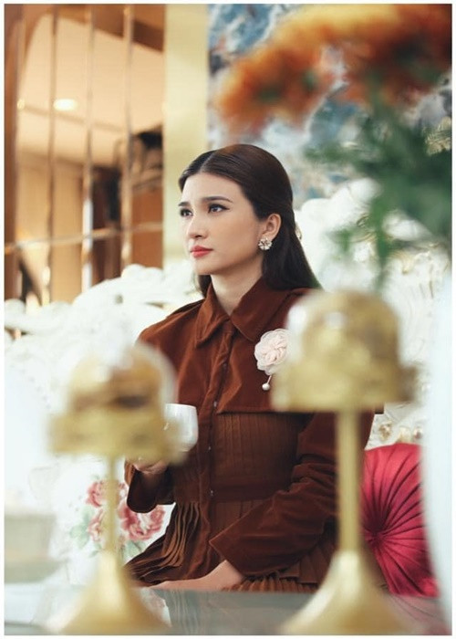 Mới đây, khi được hỏi về mối quan hệ với chồng cũ, Kim Tuyến lấp lửng chia sẻ: "Đến bây giờ tôi cảm thấy cuộc sống không cần có người đàn ông, con tôi không cần có một người cha. Hoàn cảnh buộc tôi phải thích nghi, sự thích nghi đó đòi hỏi tôi phải mạnh mẽ, bao hàm luôn trách nhiệm của một người khác. Ban đầu tôi cảm thấy bất hạnh, đến thời điểm hiện tại tôi đã vượt qua được mỗi ngày. Tôi đã hơn một số người ở khoảng đó, ngay cả con tôi bây giờ cũng cảm thấy không thiếu thốn tình cảm". Ảnh: FBNV