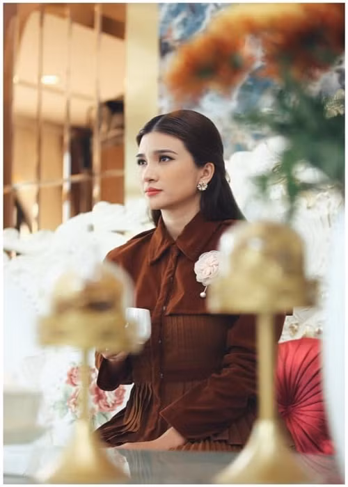 Mới đây, khi được hỏi về mối quan hệ với chồng cũ, Kim Tuyến lấp lửng chia sẻ: "Đến bây giờ tôi cảm thấy cuộc sống không cần có người đàn ông, con tôi không cần có một người cha. Hoàn cảnh buộc tôi phải thích nghi, sự thích nghi đó đòi hỏi tôi phải mạnh mẽ, bao hàm luôn trách nhiệm của một người khác. Ban đầu tôi cảm thấy bất hạnh, đến thời điểm hiện tại tôi đã vượt qua được mỗi ngày. Tôi đã hơn một số người ở khoảng đó, ngay cả con tôi bây giờ cũng cảm thấy không thiếu thốn tình cảm". Ảnh: FBNV