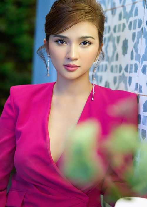 Sau khi ly hôn, Kim Tuyến có mối tình kéo dài nhiều năm. Nữ diễn viên chia sẻ, bạn trai không thuộc tuýp lãng mạn, công việc lại khá bận rộn nhưng sự quan tâm và chia sẻ của anh đã thay cho những hành động, lời nói có cánh. Ảnh: FBNV