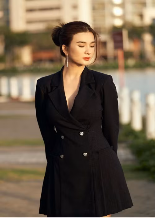 Năm 2015, trong cuộc phỏng vấn với Zing, Kim Tuyến cho biết, cô và chồng cũ vẫn coi nhau như những người bạn. “Nếu anh bận, tôi vẫn chở con gái qua nhà anh. Thỉnh thoảng, chúng tôi đi ăn chung”, nữ diễn viên cho hay. Ảnh: FBNV