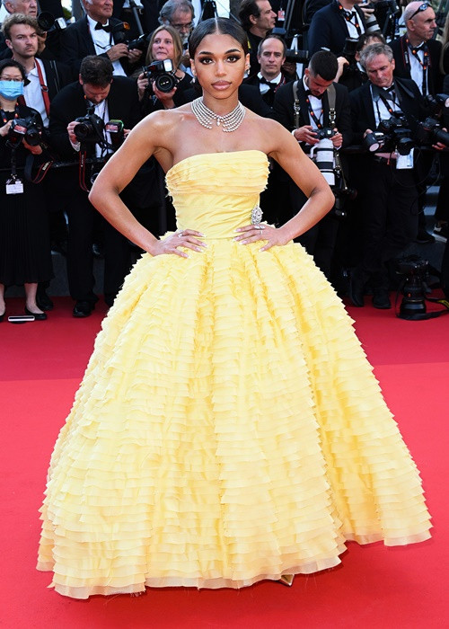 Lori Harvey - con gái của MC Steve Harvey tỏa sáng trong bộ đầm quây sắc vàng hoàng yến. Ảnh: People