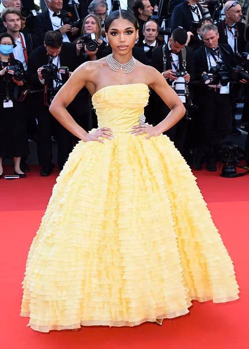 Lori Harvey - con gái của MC Steve Harvey tỏa sáng trong bộ đầm quây sắc vàng hoàng yến. Ảnh: People