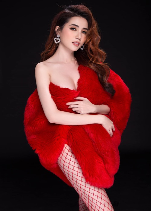 Phan Thị Mơ chia sẻ thêm: “Mọi người đều nghĩ chân dài thì lắm đại gia, lắm mối tha hồ sung sướng. Nhưng tôi cũng không biết mình là chân dài kiểu gì mà quanh năm vẫn phải cày như trâu vậy, tôi đi làm còn nhiều hơn đi hẹn hò với người yêu. Nên làm người yêu của tôi cũng khổ lắm chứ không sướng đâu. Mà có lẽ vì tôi mê công việc như vậy nên để tìm được người thông cảm cũng khó. Tôi chỉ trách bản thân chứ không dám than thở ai cả. Tự nhủ bản thân là duyên chưa tới vậy thôi”.