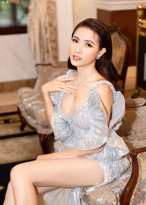 Năm 2019, Hoa hậu Phan Thị Mơ khoe được bạn trai đại gia tặng nhà, nhẫn 5 tỷ. Cô chia sẻ, bản thân sợ hiểu lầm là dựa đại gia. Chân dài 9X khẳng định là người chủ động kinh tế khi hơn 50% những món đồ cô sở hữu là do công sức của bản thân.