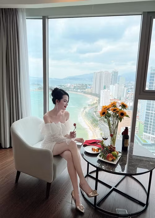 Phan Thị Mơ từng lọt top 5 Hoa hậu thế giới người Việt 2010, top 5 Hoa hậu Việt Nam 2012.