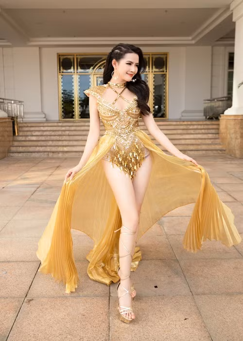 Phan Thị Mơ là một trong những mỹ nhân Việt siêu vòng 3. Cô sở hữu số đo 3 vòng 90 - 57 - 100cm.