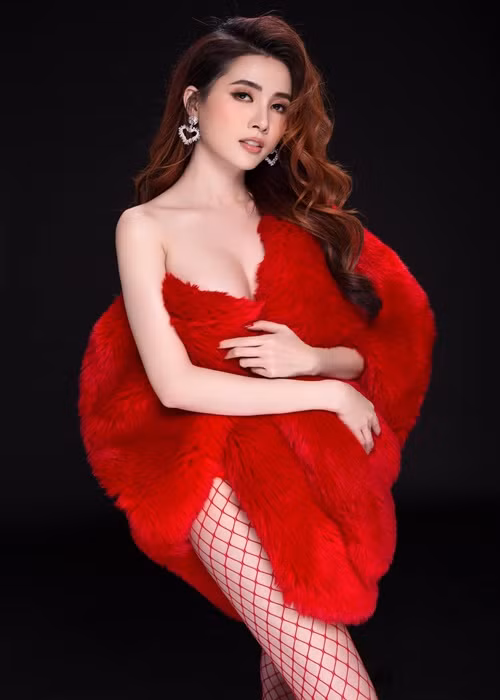 Phan Thị Mơ chia sẻ thêm: “Mọi người đều nghĩ chân dài thì lắm đại gia, lắm mối tha hồ sung sướng. Nhưng tôi cũng không biết mình là chân dài kiểu gì mà quanh năm vẫn phải cày như trâu vậy, tôi đi làm còn nhiều hơn đi hẹn hò với người yêu. Nên làm người yêu của tôi cũng khổ lắm chứ không sướng đâu. Mà có lẽ vì tôi mê công việc như vậy nên để tìm được người thông cảm cũng khó. Tôi chỉ trách bản thân chứ không dám than thở ai cả. Tự nhủ bản thân là duyên chưa tới vậy thôi”.