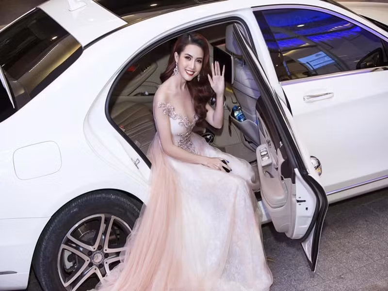 “Em ế mà em vẫn ổn nha mọi người. Đừng có thấy vậy rồi tội nghiệp em quá, rồi mai mối cho em tùm lum tội nghiệp người bị mai mối cho em ạ”, người đẹp chia sẻ.