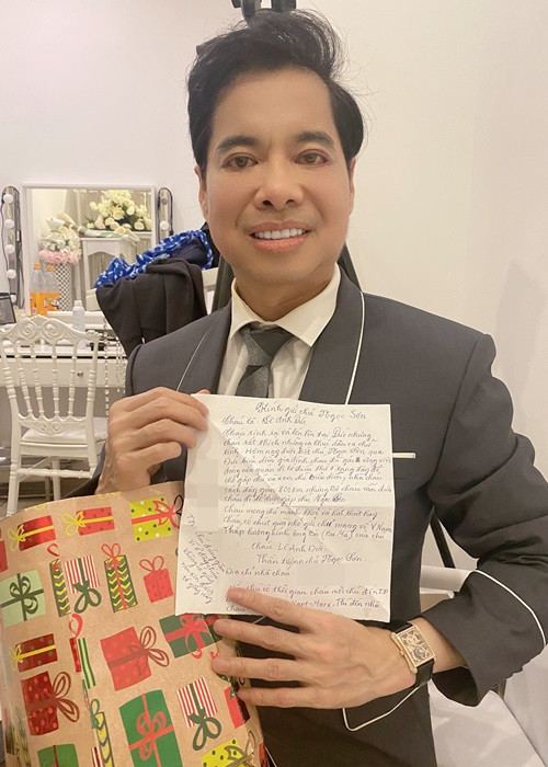 Tại đêm nhạc, không chỉ có khán giả lâu năm mà đông đảo fan nhí cũng bày tỏ lòng thần tượng Ngọc Sơn. Đặc biệt, có fan nhí còn vượt 750km để được tận mắt nhìn thấy ca Ngọc Sơn biểu diễn trên sân khấu.