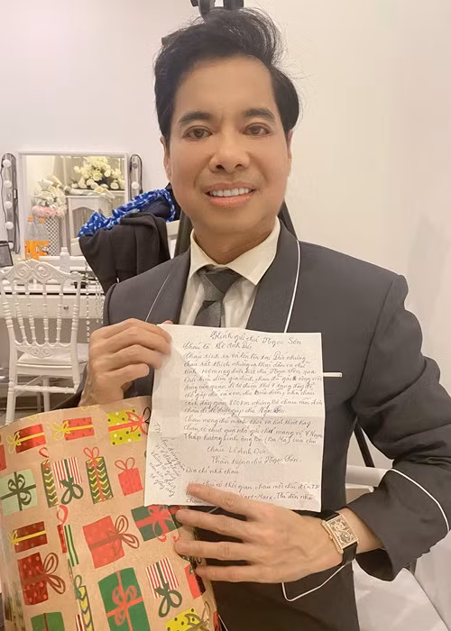 Tại đêm nhạc, không chỉ có khán giả lâu năm mà đông đảo fan nhí cũng bày tỏ lòng thần tượng Ngọc Sơn. Đặc biệt, có fan nhí còn vượt 750km để được tận mắt nhìn thấy ca Ngọc Sơn biểu diễn trên sân khấu.