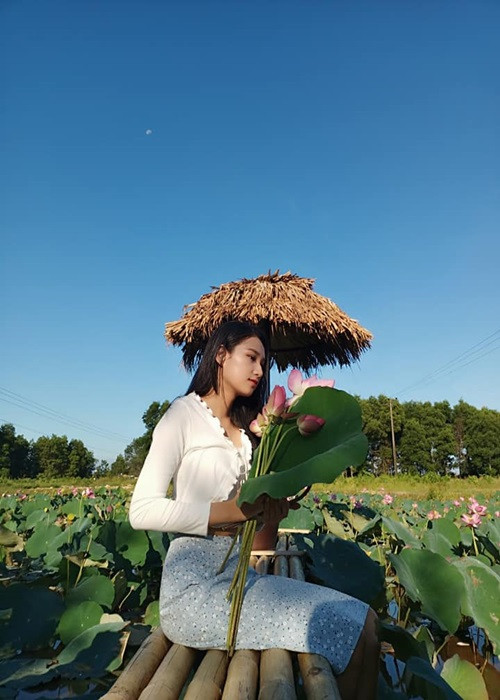 Phương Linh chụp ảnh bên hoa sen cách đây 1 năm. Ảnh: FBNV