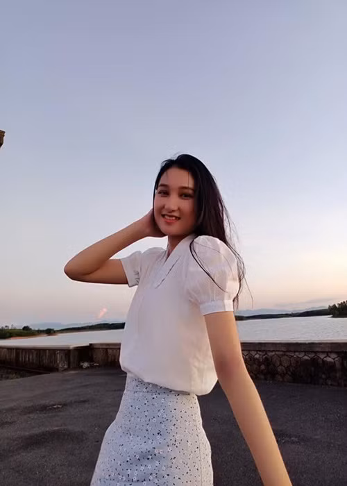 Không váy áo lộng lẫy, 10X vẫn thu hút mọi ánh nhìn. Ảnh: FBNV