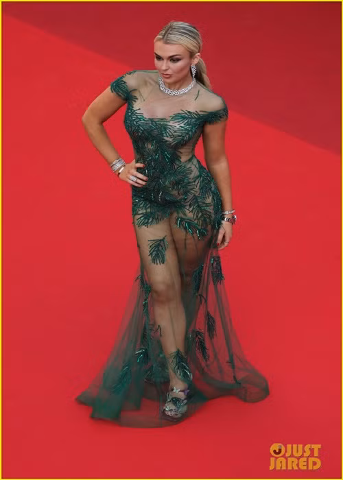 Ngày thứ 3 dự thảm đỏ Cannes, Tallia Storm diện đầm xuyên thấu. Ảnh: Just Jared