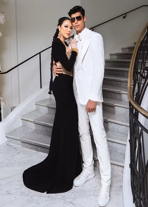 Anh có nhiều mối quan hệ với loạt sao đình đám bao gồm Katy Perry, Lady Gaga và đặc biệt là cực thân với Kim Kardashian.