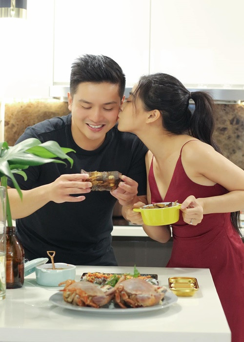 Cặp đôi quen nhau qua một ứng dụng hẹn hò rồi gặp trực tiếp và chính thức yêu.