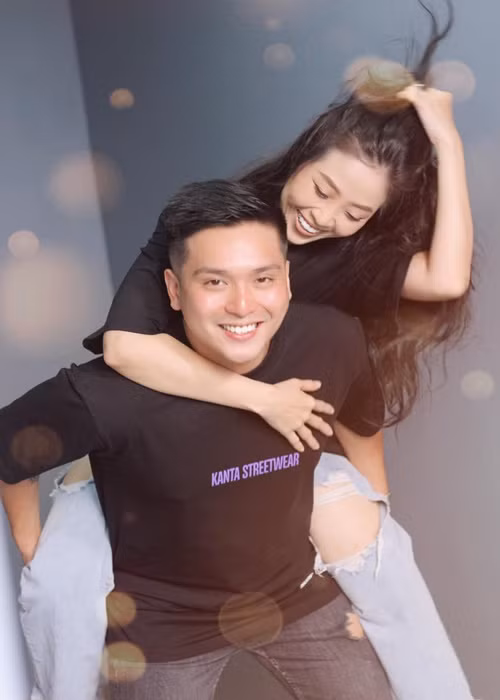 Hồi năm 2019, Liêu Hà Trinh được Anh Khoa cầu hôn.