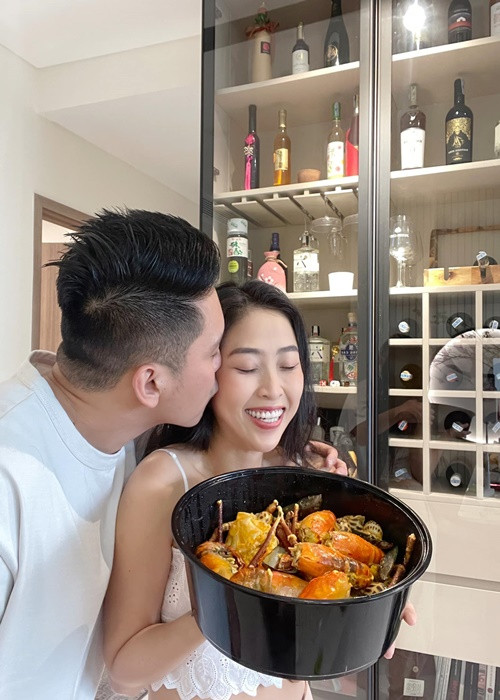 Anh Khoa sinh năm 1990, kém Liêu Hà Trinh 2 tuổi. Anh là một doanh nhân trẻ tại Hà Lan chuyên về lĩnh vực đầu tư nhà hàng khách sạn, nghiên cứu ẩm thực.