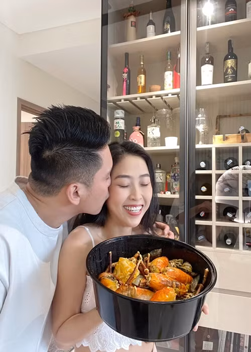 Anh Khoa sinh năm 1990, kém Liêu Hà Trinh 2 tuổi. Anh là một doanh nhân trẻ tại Hà Lan chuyên về lĩnh vực đầu tư nhà hàng khách sạn, nghiên cứu ẩm thực.