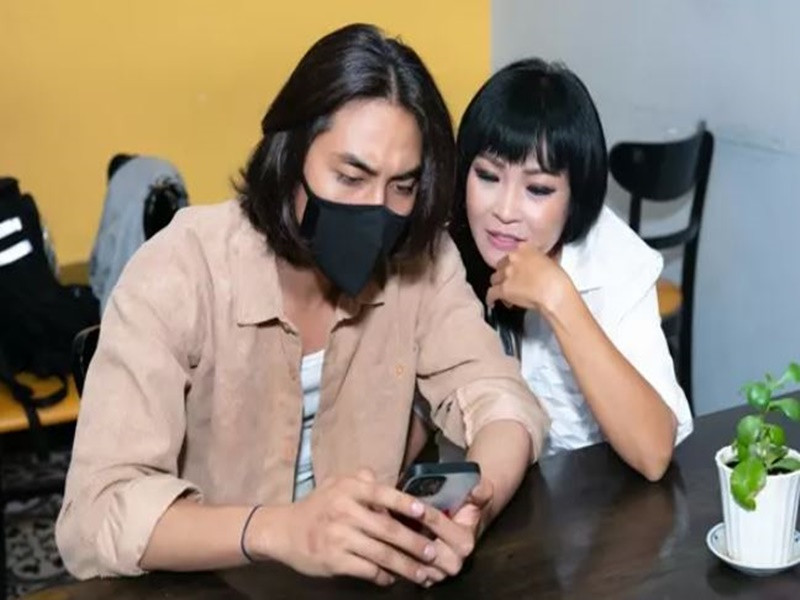 "Chị Chanh" chia sẻ, sau khi tình cờ xem clip của Chí Kiên trên TikTok, cô mời nam doanh nhân đóng MV của mình. Để hợp tác ăn ý trong MV, cả hai đi ăn, đi cafe, dần quen rồi thân thiết. Ảnh: Vietnamnet