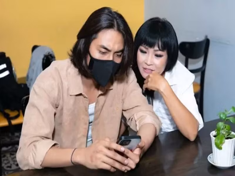 "Chị Chanh" chia sẻ, sau khi tình cờ xem clip của Chí Kiên trên TikTok, cô mời nam doanh nhân đóng MV của mình. Để hợp tác ăn ý trong MV, cả hai đi ăn, đi cafe, dần quen rồi thân thiết. Ảnh: Vietnamnet