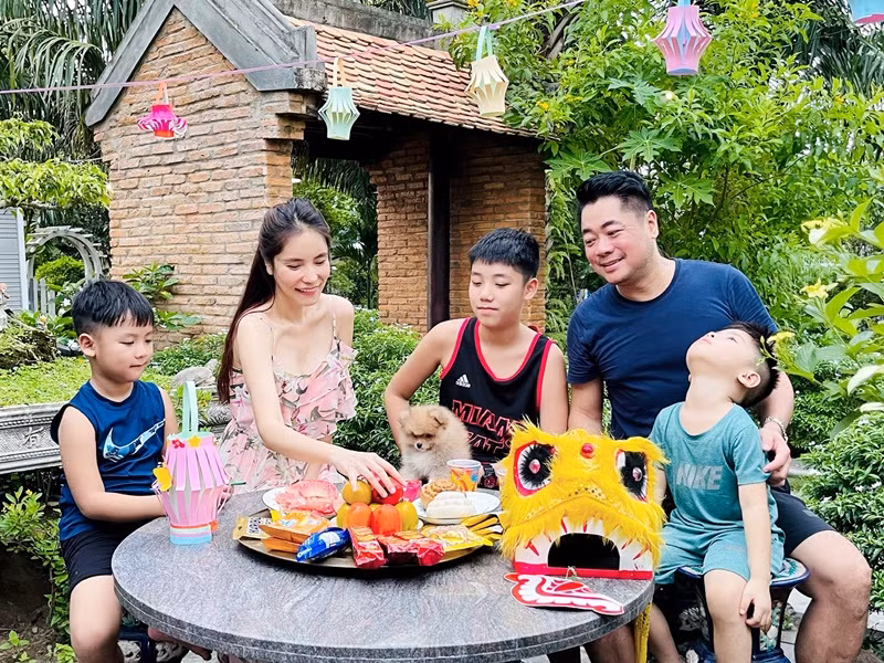 Năm 2008, nữ ca sĩ sinh con trai đầu lòng Đỗ Gia Phúc. Năm 2015 và 2017, Ngô Mai Trang có thêm 2 con trai. Ảnh: FBNV