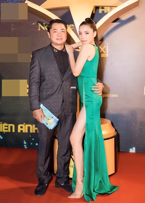 Nữ người mẫu đã gặp một nửa của mình lần đầu tiên ở hàng cá mực ở Hà Nội. Hóa ra anh là bạn của một người bạn trong nhóm. Ảnh: FBNV